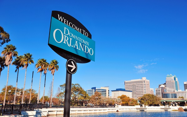 Orlando,Downtown,Welcome,Sign,With,Tropical,Scene