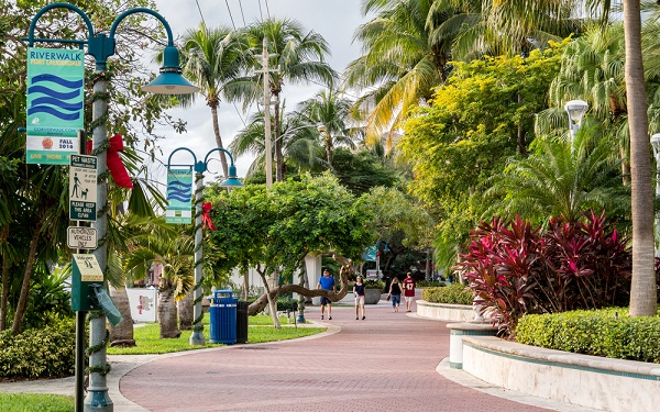 Fort,Lauderdale,,Usa,-,Dec,6,,2015:,People,Strolling,On