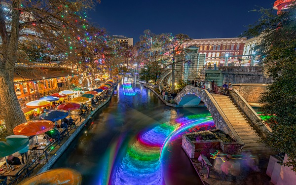 Christmas,Lights,Illuminated,San,Antonio,Downtown,River,Walk,With,Restaurants